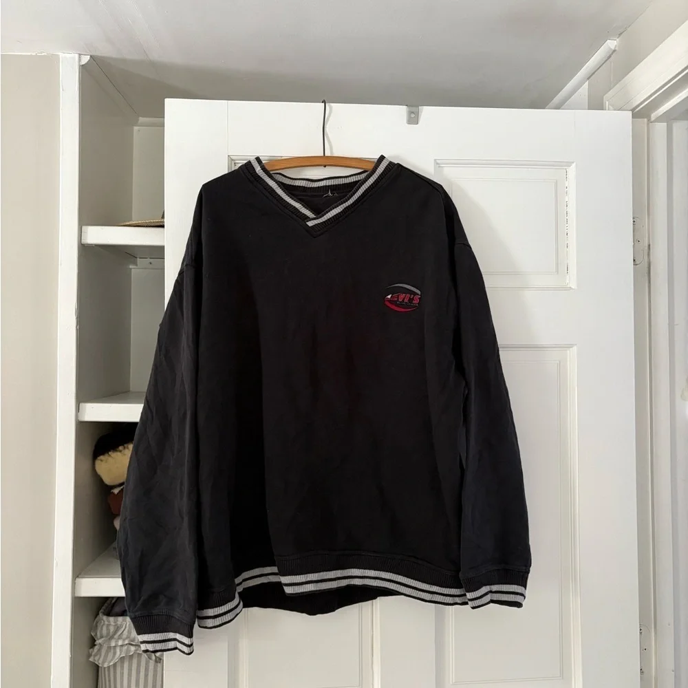 Vintage Levi’s embroidered V neck sweatshirt